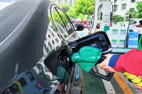 加油员捏一次枪，会少多少油？图片