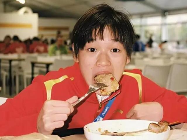 这次被人民日报“点名”的全红婵，暴露了真实处境，现实远超想象