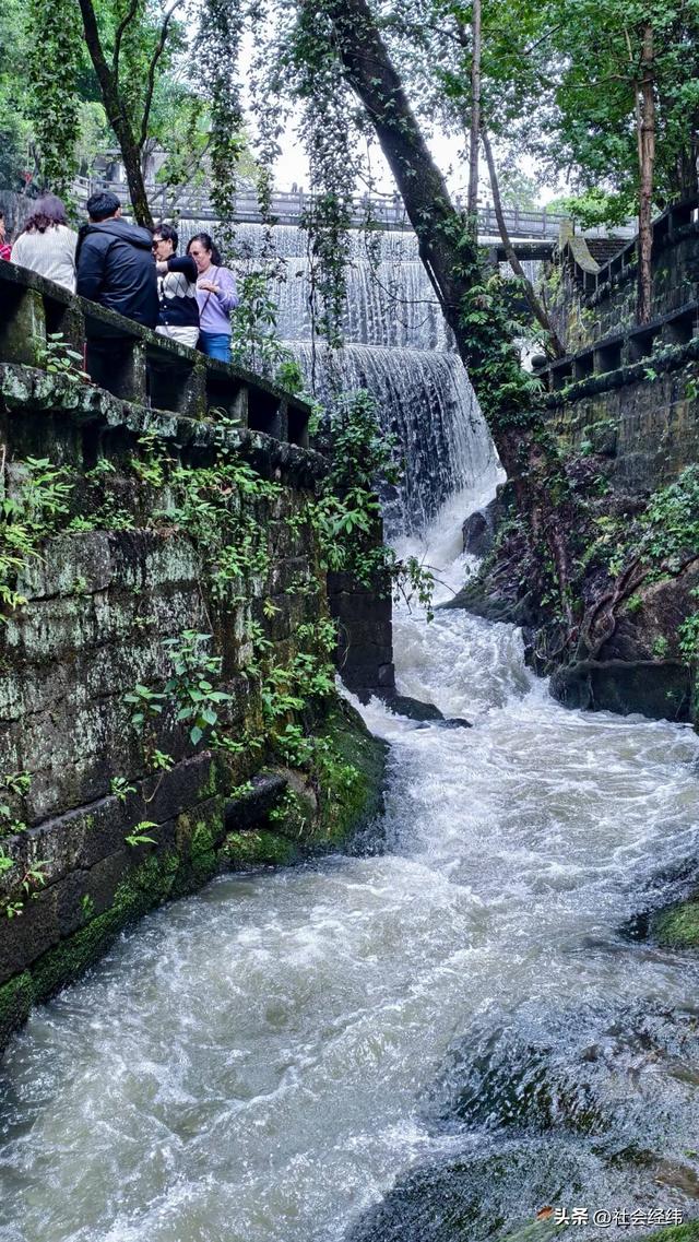 每日一景|中国唯一城市瀑布·云南腾冲叠水河瀑布