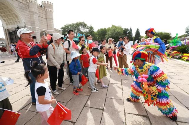 中秋国庆彩灯游园会限定表演！场场精彩～前方有欢乐因子正在释放！