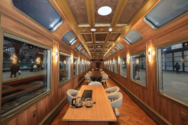 “哈尔滨”的移动城堡 尽享奢华！有观景天窗的豪华专列！