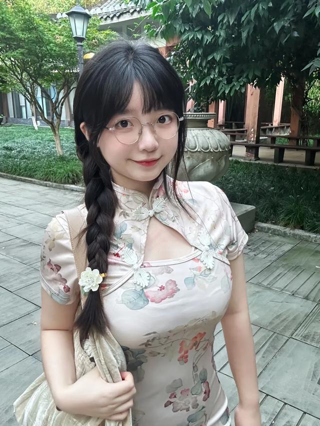 清荷，出淤泥而不染，濯清涟而不妖