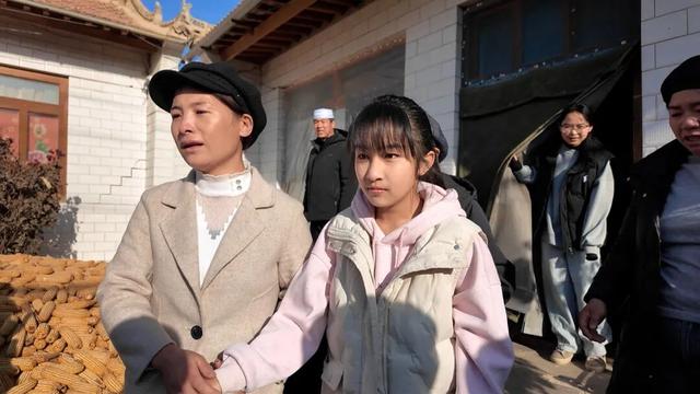 女孩冰窟救人后续，人民日报点赞，阿里奖励5千，房企赠5万购房劵