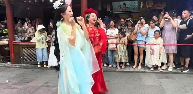 心酸！56岁翁虹走穴商演，在景区跳舞供人观赏，长这么漂亮可惜了