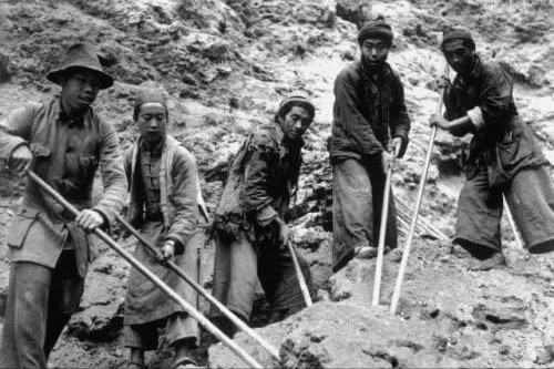 中国最昂贵的一条路，纯人力挖成，几乎没花钱，只是1公里3个墓碑