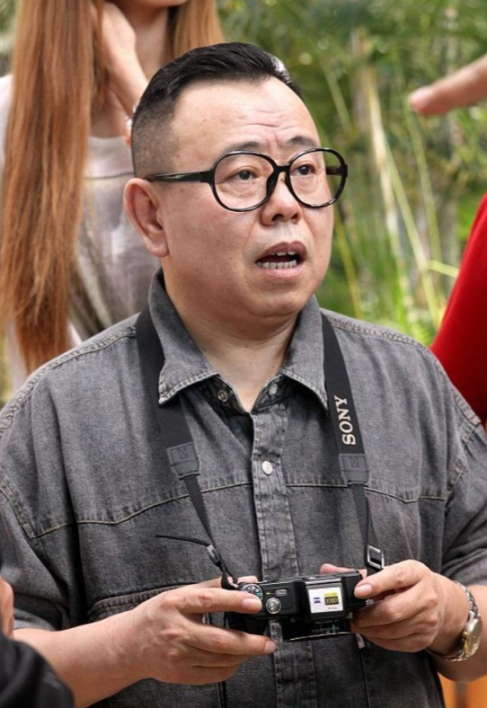 全家移民真相大白2年，享正师级待遇的潘长江，已走上另一条大道