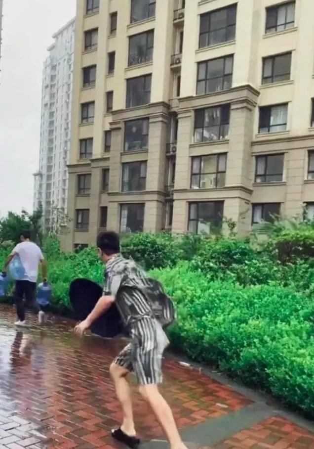 怪不得李小璐要为他生孩子，真人确实帅气，身材也很好。