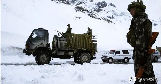 中印边境现"金属鬼怪"！解放军机器人哨兵上岗，印军还在苦熬严寒