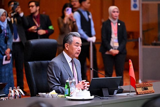 与普京会晤后，特朗普打消对中国不切实际想法，王毅访印正是时候