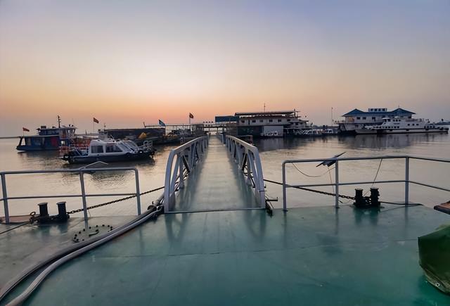 岳阳新晋一个“网红打卡点”：这座浮桥能看飞鸟、观水波，超出片