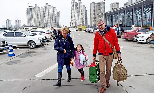 湖北打工妹嫁给英国高管，生下2个混血宝宝，婚后8年持刀捅死丈夫