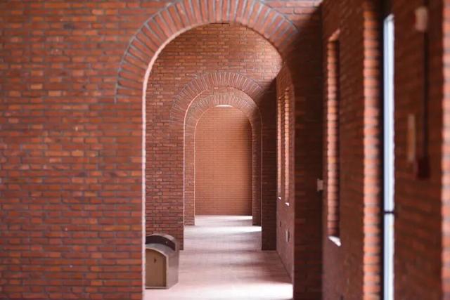 在山东这个“神仙小城”，远离人潮，过几天山海相依、文墨飘香的日子