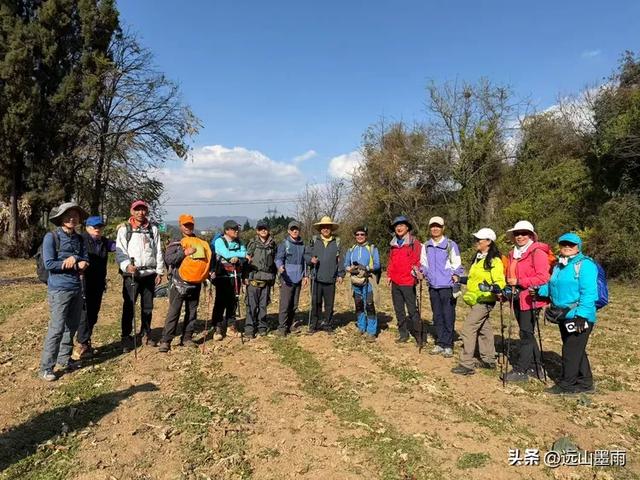 阳光明媚的冬日里,我们爬山去,逛陡坡村、看冬樱花,做晴朗的事