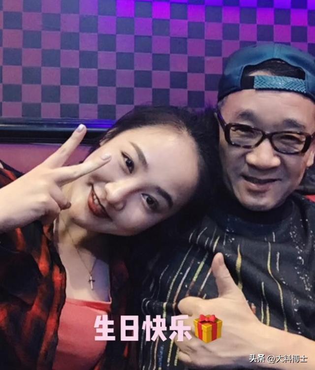 66岁刘亚津现身西安，老态龙钟拄拐杖，留长胡须戴佛珠，仙风道骨