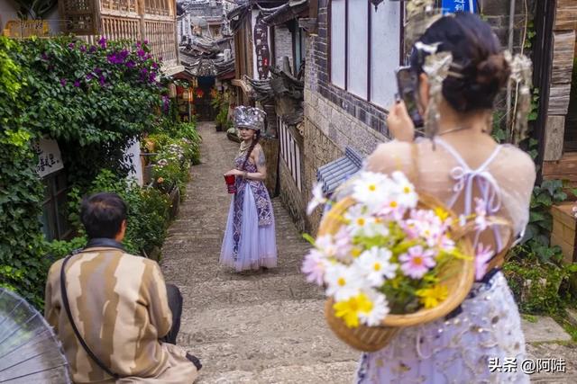 摩旅打卡束河古镇，一不小心进去遛了趟车，石板路况着实感人