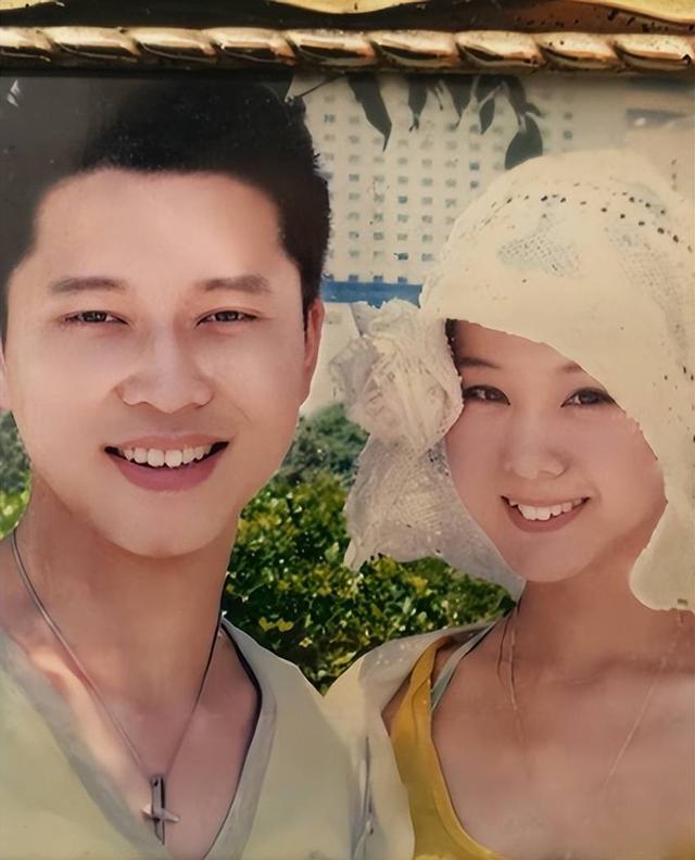 40岁李小萌北京逛街，开五六百万劳斯莱斯，王雷大连富二代不差钱