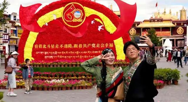 60 周年庆典在即，市民游客共赏光影盛宴