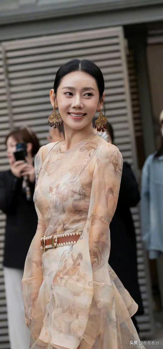 秋瓷炫巴黎时装周压轴登场，透视纱裙配腰封美到窒息，生图绝了！