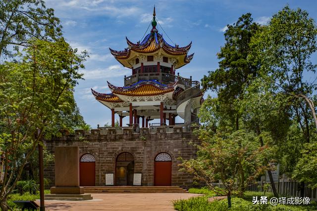 登“尊师亭”，揽西川景