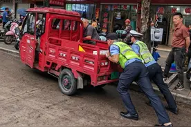 三轮车上牌、上路要求明确了！交警提示：少了这2样，一样要罚图片