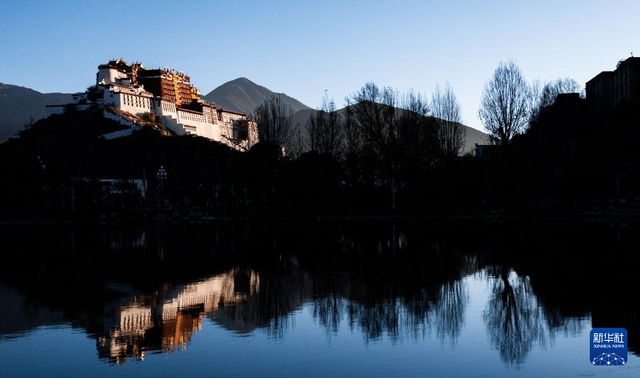 晨光中的布达拉宫