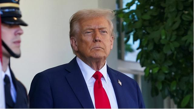 特朗普通告全球，美军开战师出有名，马杜罗拒绝对美“举白旗”