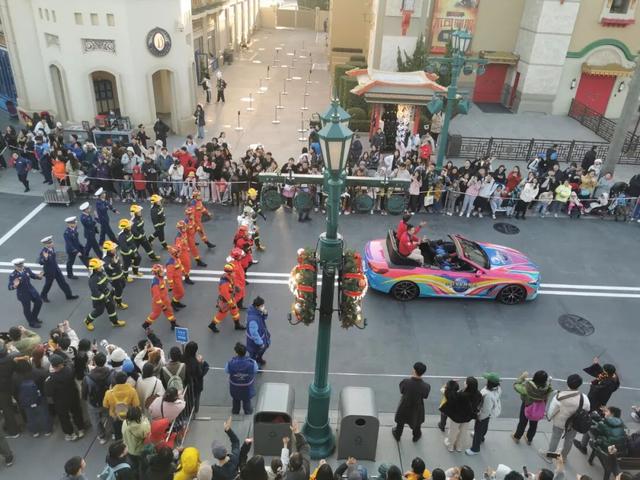 【我们的环球嘉年华】当花车巡游遇上逆行英雄！北京环球度假区上演最“燃”消防宣传