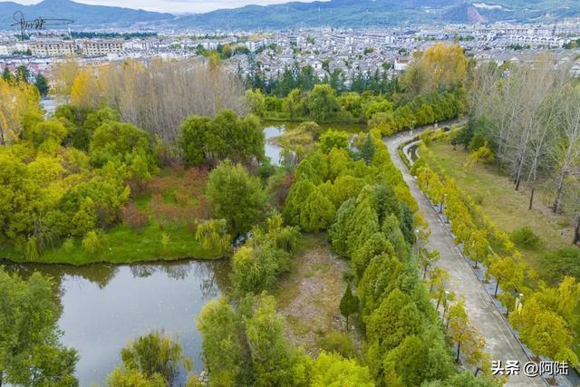 随着旁边五星级酒店的破产重组,这个公园也逐渐没落,被丽江遗忘