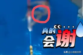 太恶心！一男子在小区游泳池内未穿泳裤做不雅动作，手部不停抽动图片