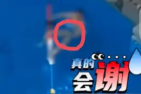 太恶心！一男子在小区游泳池内未穿泳裤做不雅动作，手部不停抽动图片