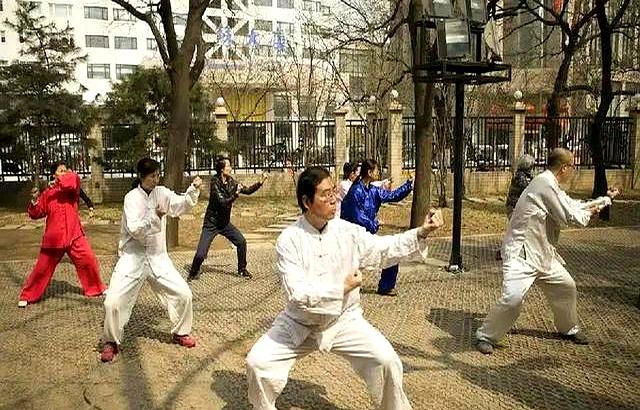 58岁大叔爱练八段锦，一年后心脏出问题，原因让人意外
