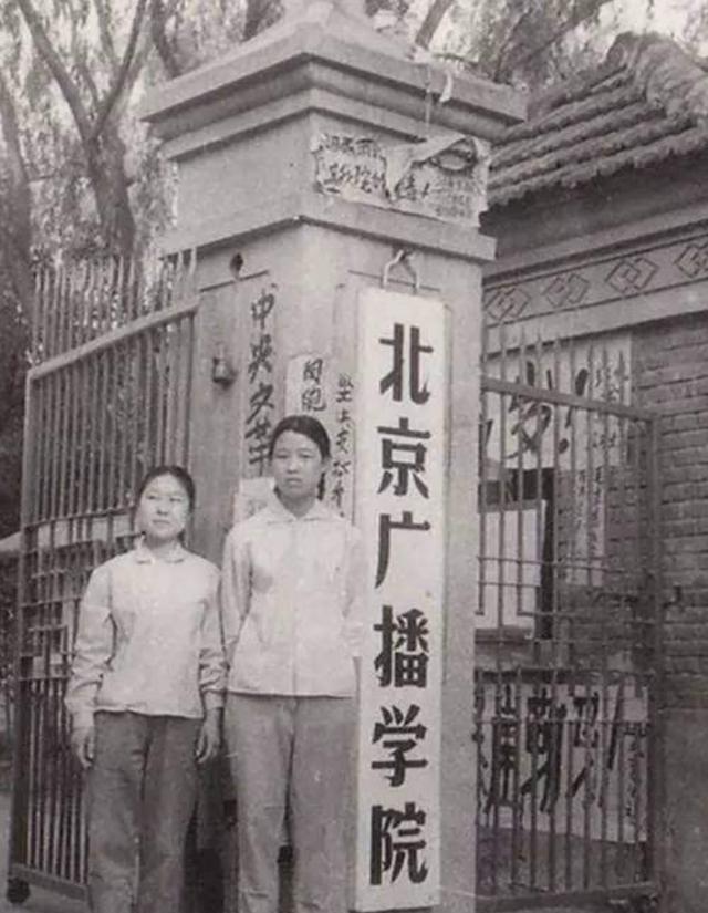 他是央视金牌主持人，57岁才结婚，娶北师大教授，气质高贵还漂亮
