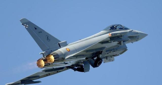 俄加油机编队深入敌境700米，18秒生死时速逃离，普京在下什么棋