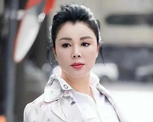 19岁嫁给富豪，20岁离婚携子净身出户，单亲40年如今儿子为她争光