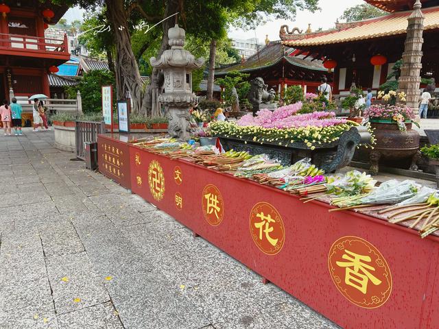 广州这座著名寺庙“好特别”：访客不能烧香，都用鲜花来献佛？