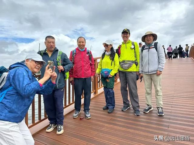 假日徒步，走昆明滇池草海之开合浮桥、雨中打卡新晋网红地，休闲