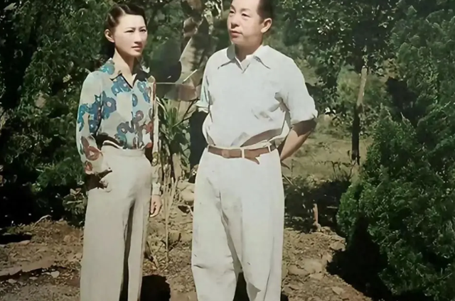 张学良痴迷一生的赵一荻有多美？16岁时在香山留影，美若天仙！
