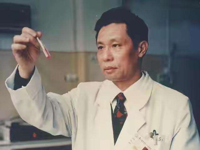 钟南山做梦也没想到，自己一把年纪的妻子，如今也开始为他争光了