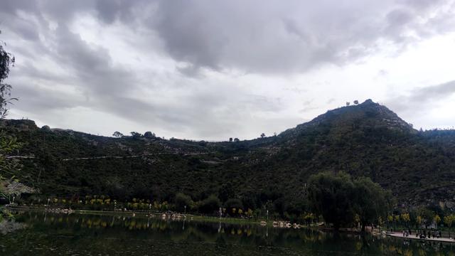 拉萨药王山北面团结公园,今年新竣工开放,雨中漫步眺望布达拉宫