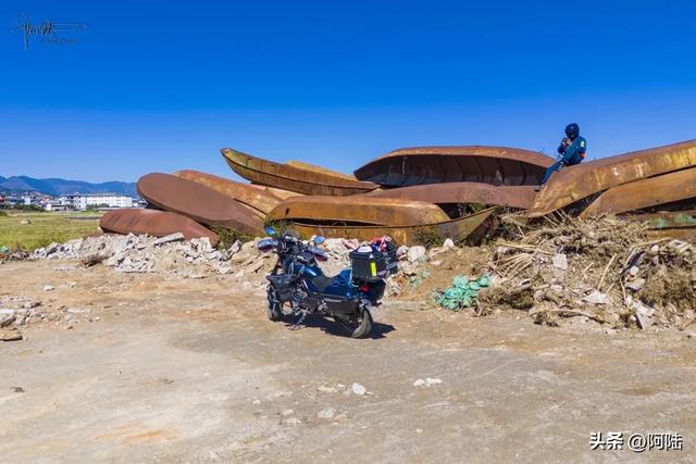 洱海边惊现一堆破船，锈迹斑斑却野趣盎然，已经被我轻松登顶拿捏