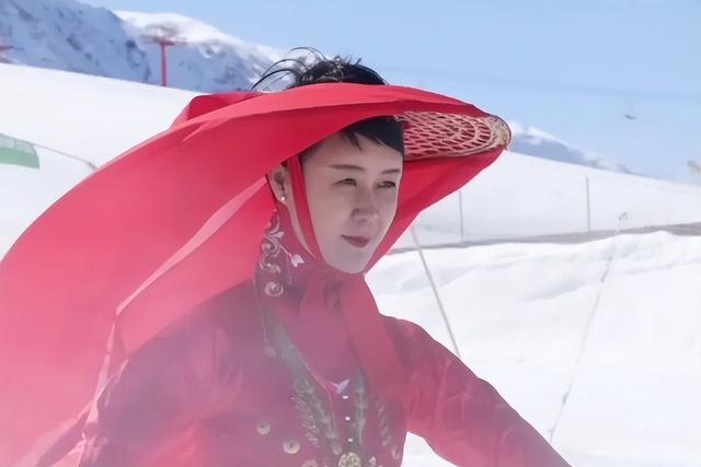 47岁贺娇龙去世!抢救过程被曝	，此前疑早有征兆，将葬在父亲身旁