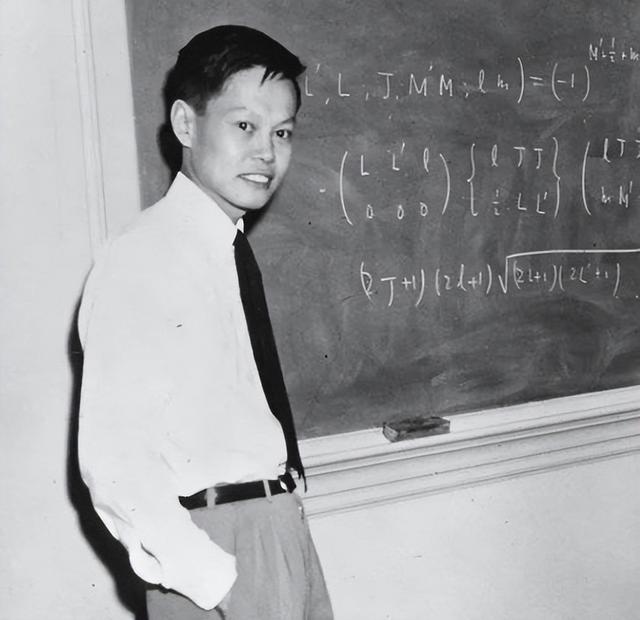 演都不演了！杨振宁去世仅4天，恶心的一幕出现	，结局大快人心