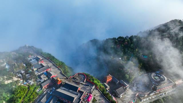 秋雨之后，泰山之巅云海翻涌似仙境