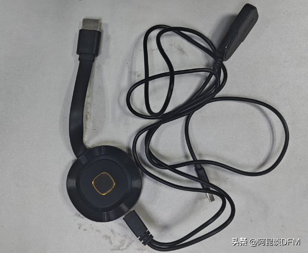 有人找我画一个无线投屏器的PCB，刚好手上有一个拆解看一下