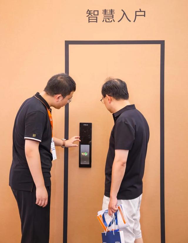 AI上显示| 维信诺以“2+3+4”全矩阵亮相DIC 2025