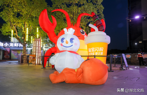 入伏后武汉进入盛夏，就是要“铆起”玩水，“虚浮”宵夜！