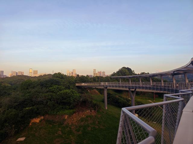 西丽湖国际科教城绿道，看霞飞满天，如梦似幻！长岭陂地铁C口