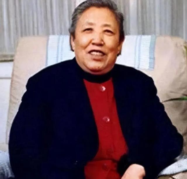 她15岁入党	，18岁和主席成亲，如今仍健在，却几乎不出来露面