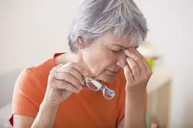 62岁女子确诊肺癌，强忍泪水坦言：手部早出现了问题，没有多重视图片