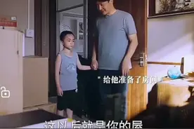 这个男孩寄人篱下生活，他的养父这样对他，我泪奔了！图片
